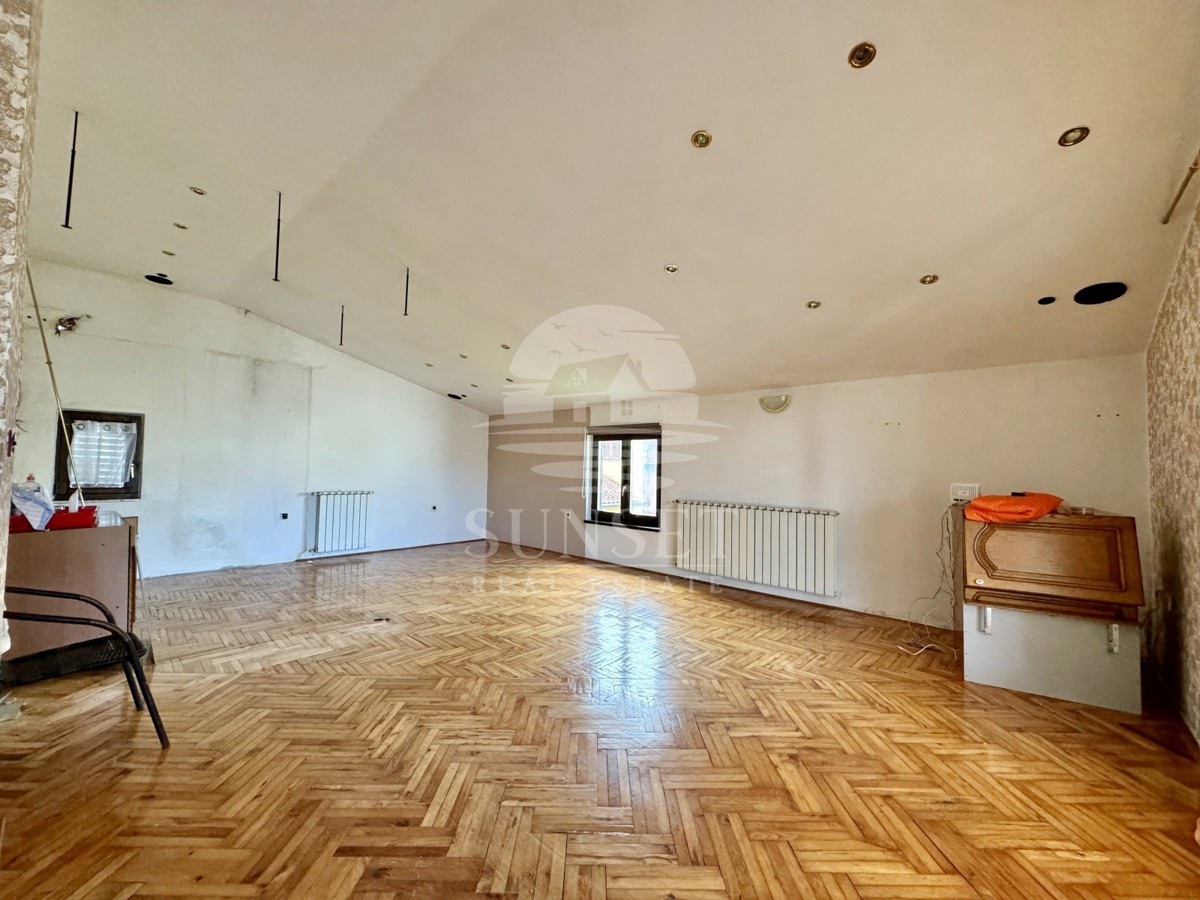 IMMOBILE SPAZIOSO CON UN AMPIO TERRENO, A SOLI POCHI PASSI DAL MARE