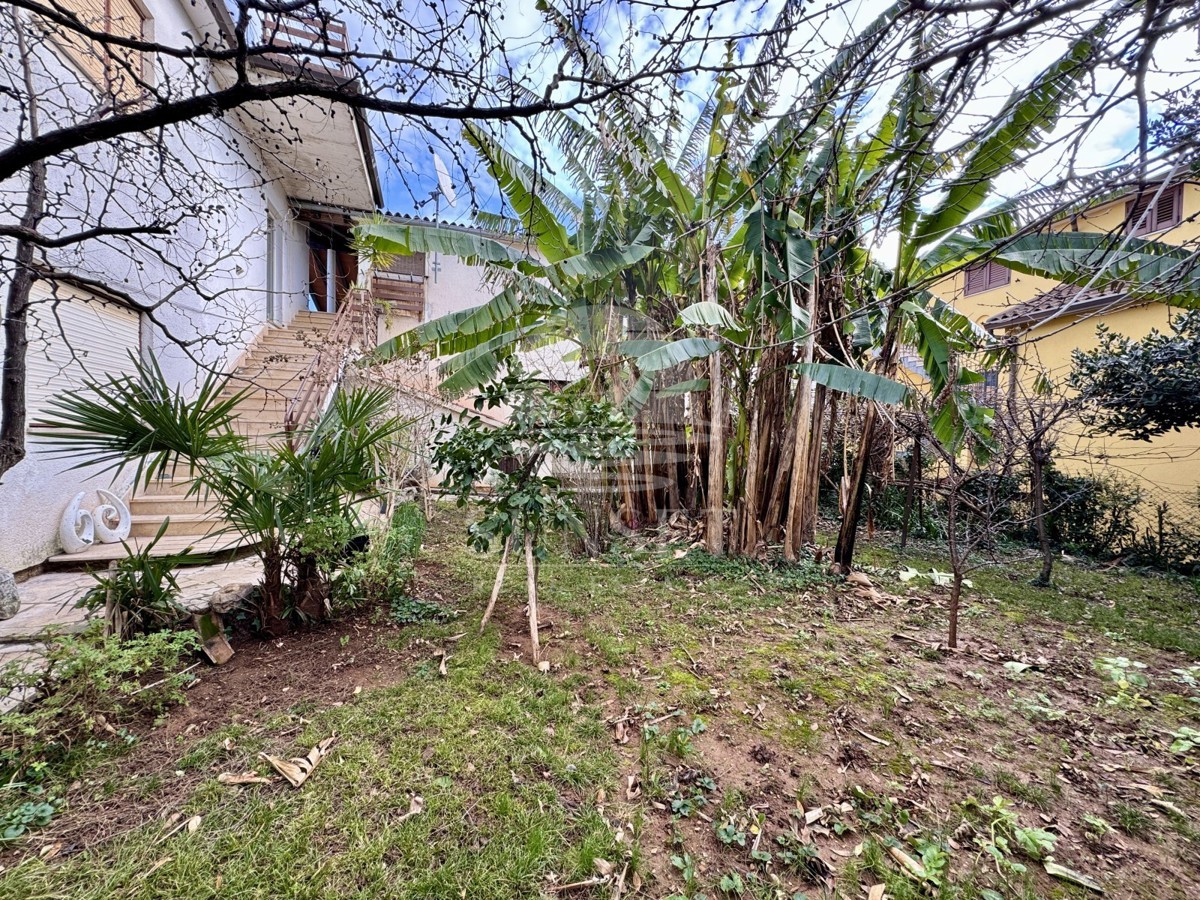 IMMOBILE SPAZIOSO CON UN AMPIO TERRENO, A SOLI POCHI PASSI DAL MARE