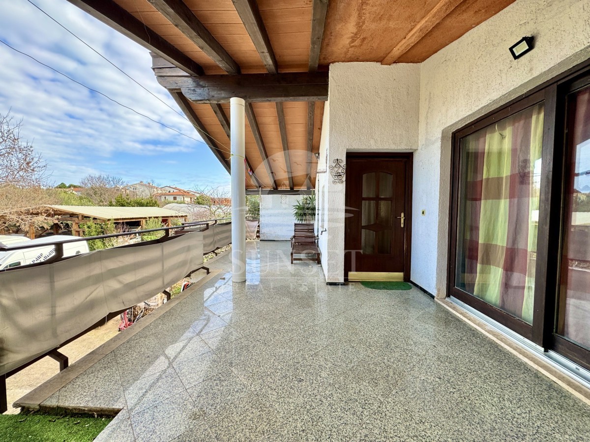 IMMOBILE SPAZIOSO CON UN AMPIO TERRENO, A SOLI POCHI PASSI DAL MARE