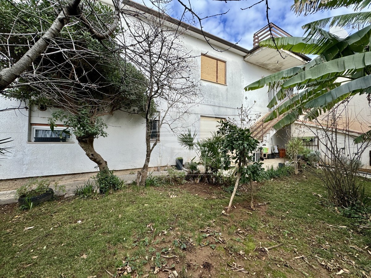 IMMOBILE SPAZIOSO CON UN AMPIO TERRENO, A SOLI POCHI PASSI DAL MARE