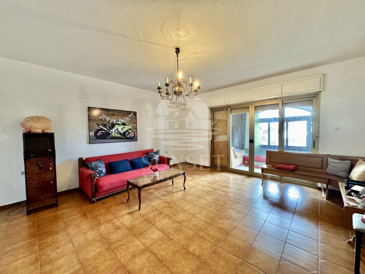 IMMOBILE SPAZIOSO CON UN AMPIO TERRENO, A SOLI POCHI PASSI DAL MARE