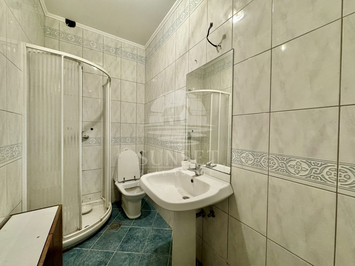 IMMOBILE SPAZIOSO CON UN AMPIO TERRENO, A SOLI POCHI PASSI DAL MARE