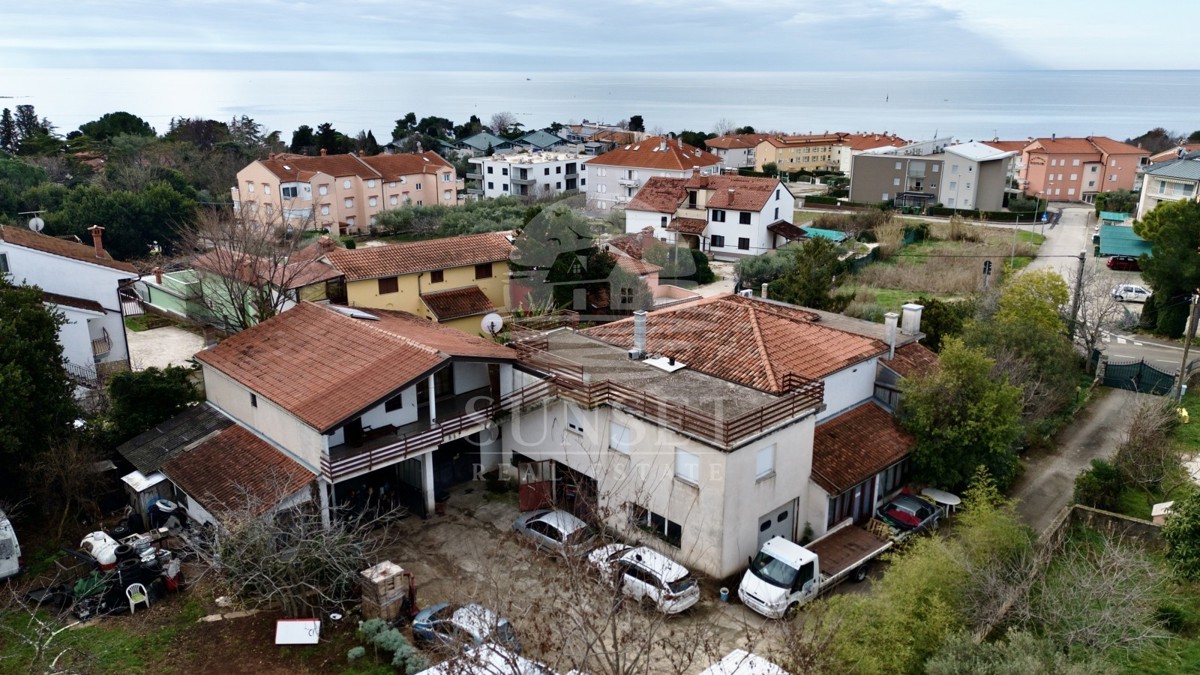 IMMOBILE SPAZIOSO CON UN AMPIO TERRENO, A SOLI POCHI PASSI DAL MARE