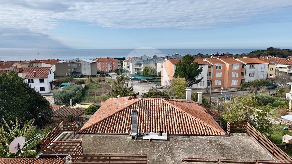 IMMOBILE SPAZIOSO CON UN AMPIO TERRENO, A SOLI POCHI PASSI DAL MARE