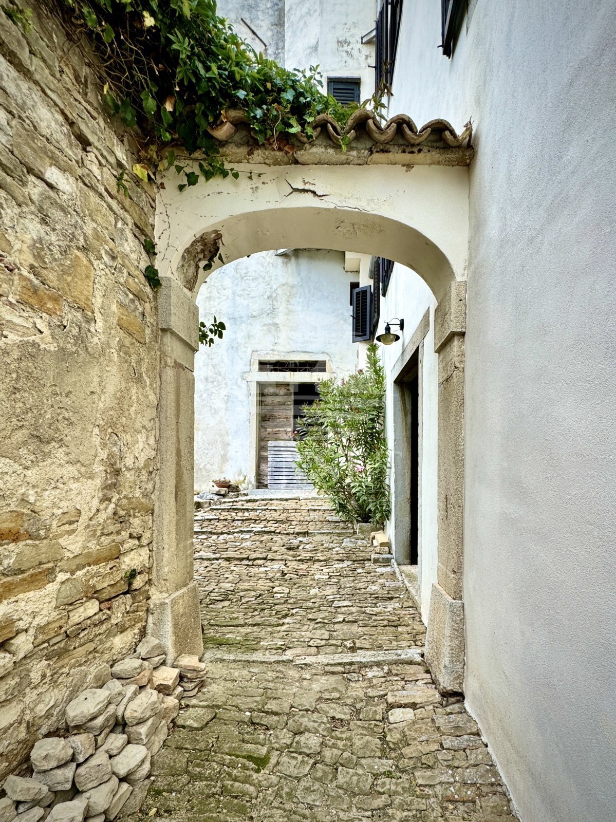 AFFASCINANTE CASA IN PIETRA ISTRIANA CON VISTA PANORAMICA