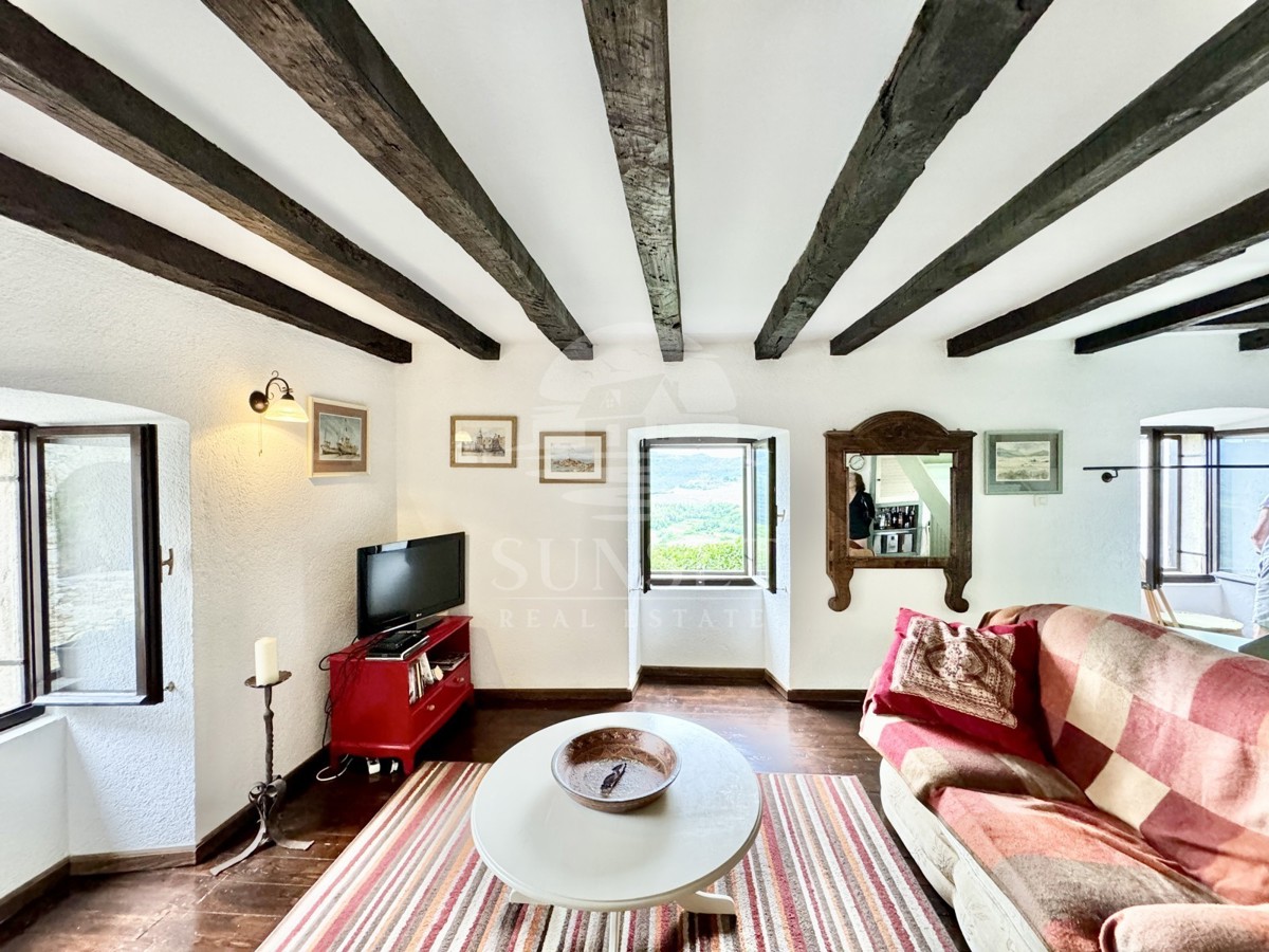 AFFASCINANTE CASA IN PIETRA ISTRIANA CON VISTA PANORAMICA