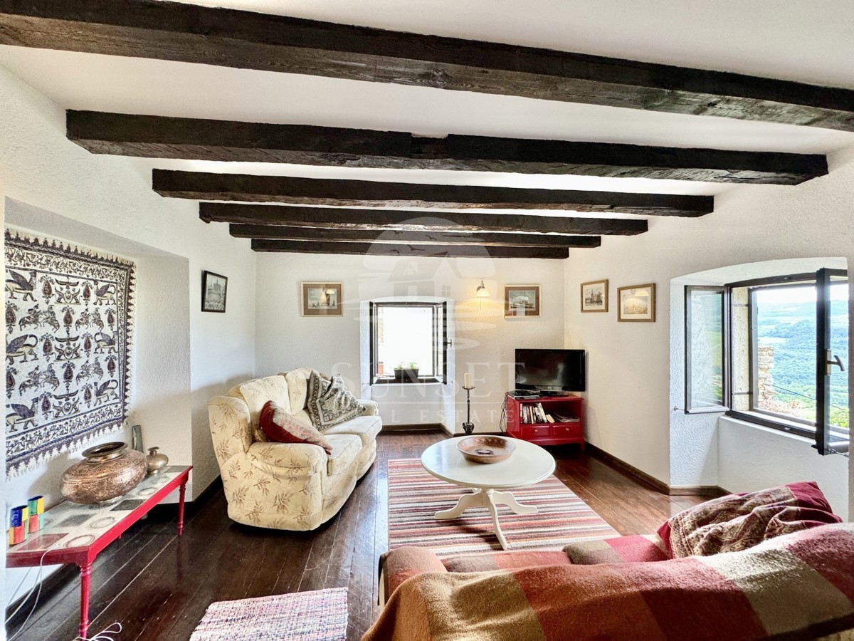 AFFASCINANTE CASA IN PIETRA ISTRIANA CON VISTA PANORAMICA