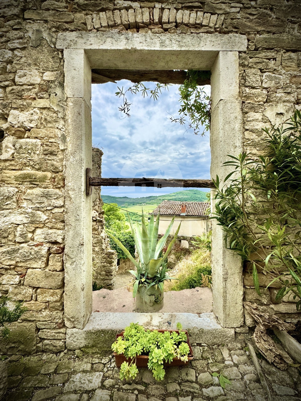 AFFASCINANTE CASA IN PIETRA ISTRIANA CON VISTA PANORAMICA