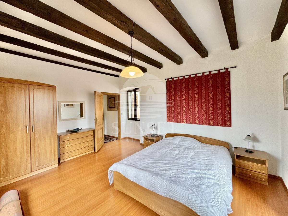AFFASCINANTE CASA IN PIETRA ISTRIANA CON VISTA PANORAMICA