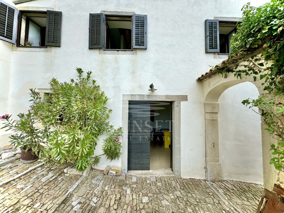 AFFASCINANTE CASA IN PIETRA ISTRIANA CON VISTA PANORAMICA