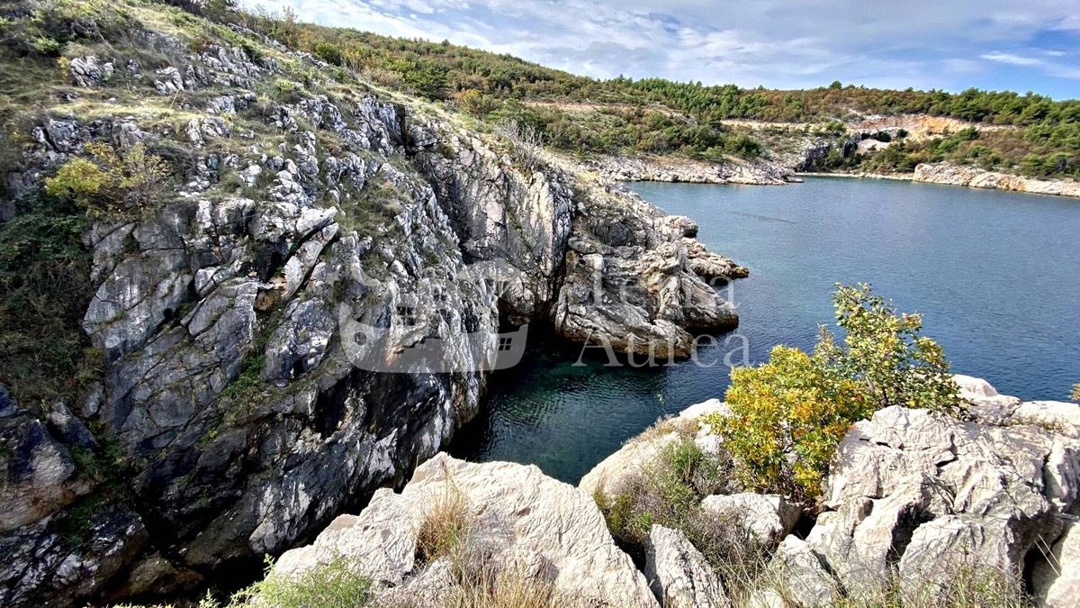 Ampio terreno agricolo con accesso al mare, Soline, isola di Krk