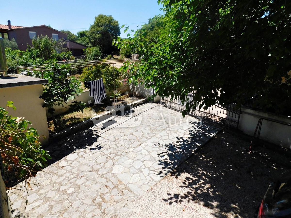 Casa bifamiliare con ampio giardino, Muraj, isola di Krk