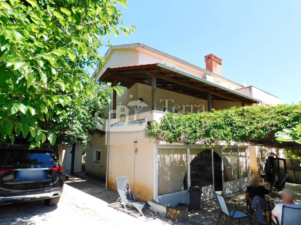 Casa bifamiliare con ampio giardino, Muraj, isola di Krk