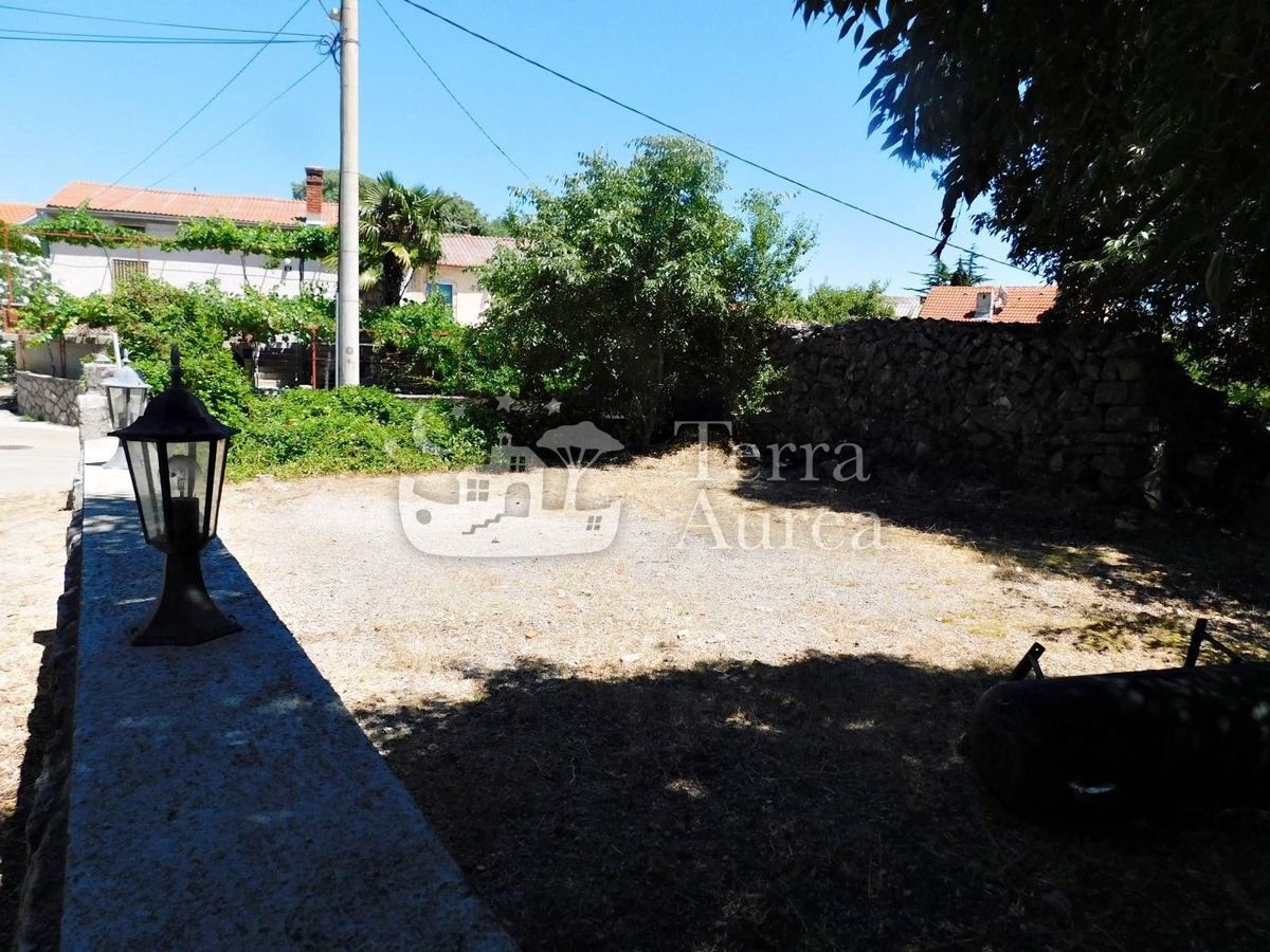 Casa bifamiliare con ampio giardino, Muraj, isola di Krk