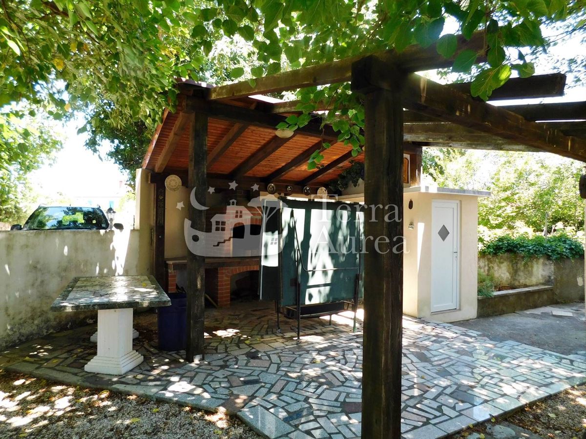 Casa bifamiliare con ampio giardino, Muraj, isola di Krk