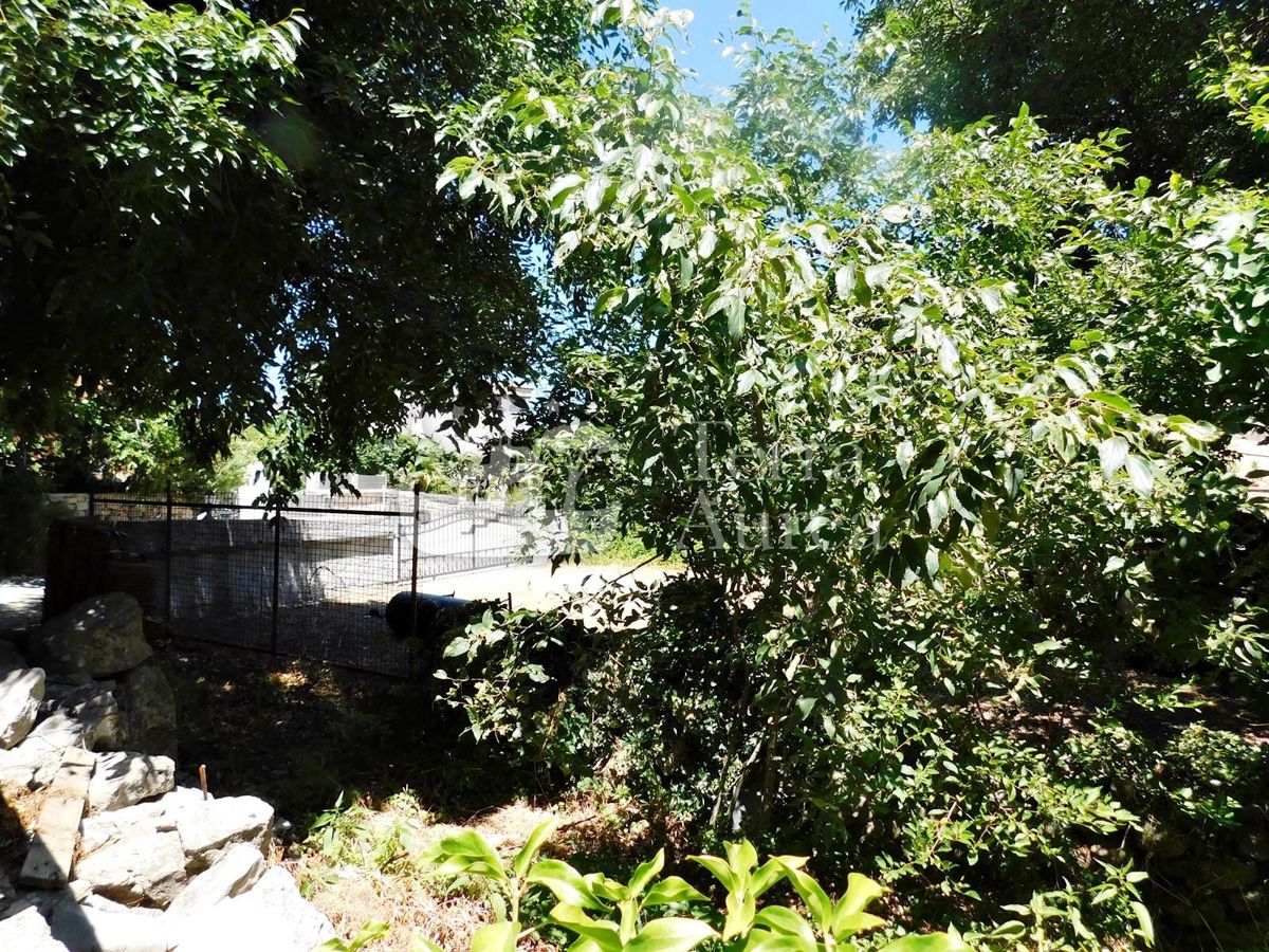 Casa bifamiliare con ampio giardino, Muraj, isola di Krk