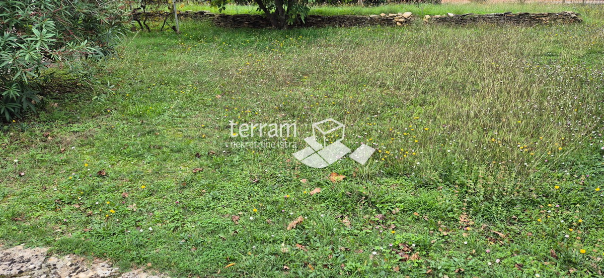 Istria, Medolino, terreno edificabile 672m2, con edificio legalizzato 69m2 # vendita