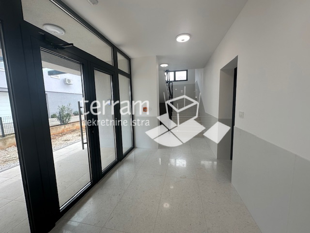 Istria, Pola, Štinjan, appartamento 66,23m2, piano terra, 1 camera da letto + soggiorno con angolo cottura, giardino 100m2, NUOVO, #vendita