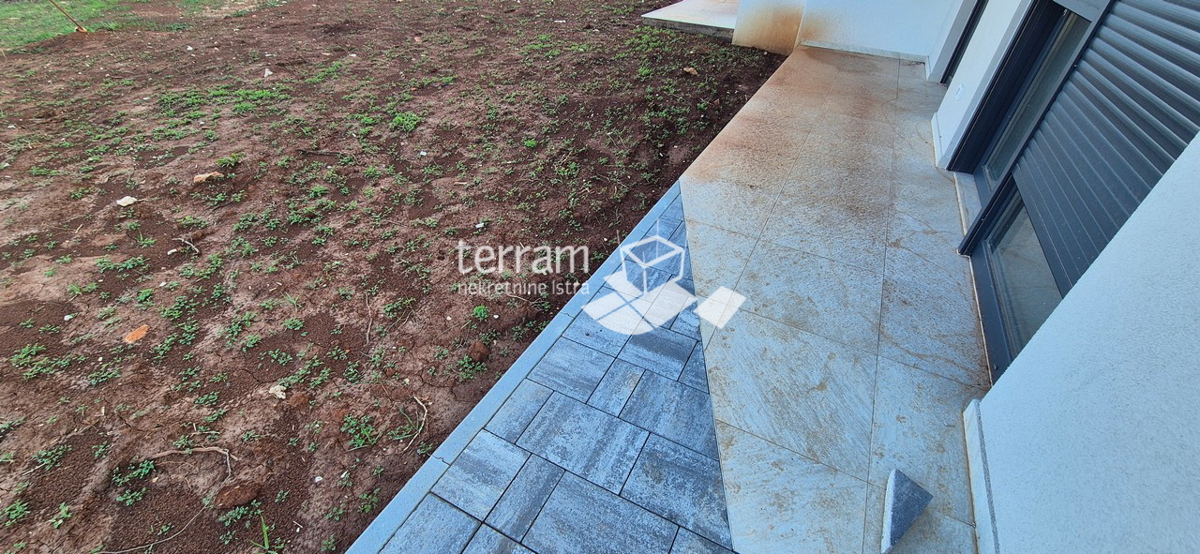 Istra, Pula, Valdebek, piano terra 70,47 m², 2 camere da letto + soggiorno con angolo cottura, giardino 109 m², ripostiglio, parcheggio, NUOVO, #vendita