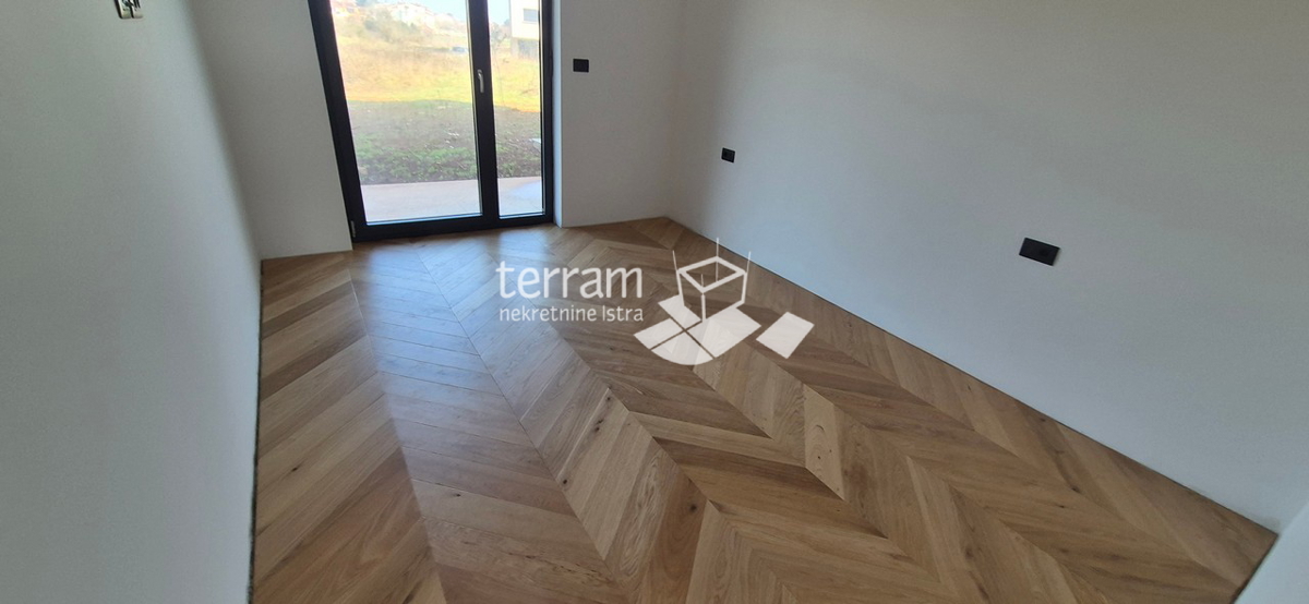Istra, Pula, Valdebek, piano terra 70,47 m², 2 camere da letto + soggiorno con angolo cottura, giardino 109 m², ripostiglio, parcheggio, NUOVO, #vendita
