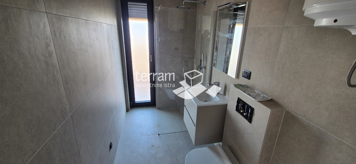 Istra, Pula, Valdebek, piano terra 70,47 m², 2 camere da letto + soggiorno con angolo cottura, giardino 109 m², ripostiglio, parcheggio, NUOVO, #vendita