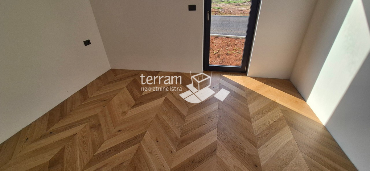 Istra, Pula, Valdebek, piano terra 70,47 m², 2 camere da letto + soggiorno con angolo cottura, giardino 109 m², ripostiglio, parcheggio, NUOVO, #vendita