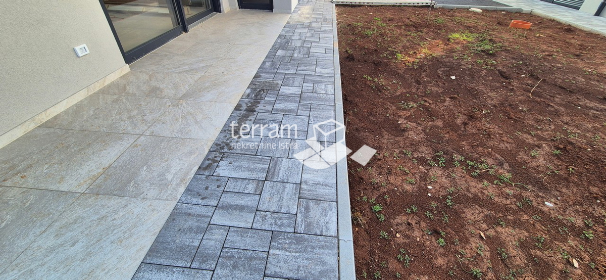 Istra, Pula, Valdebek, piano terra 70,47 m², 2 camere da letto + soggiorno con angolo cottura, giardino 109 m², ripostiglio, parcheggio, NUOVO, #vendita