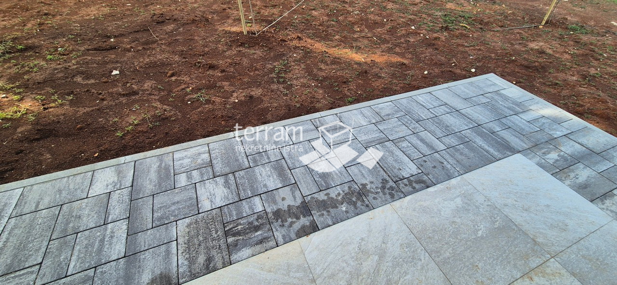 Istra, Pula, Valdebek, piano terra 70,47 m², 2 camere da letto + soggiorno con angolo cottura, giardino 109 m², ripostiglio, parcheggio, NUOVO, #vendita