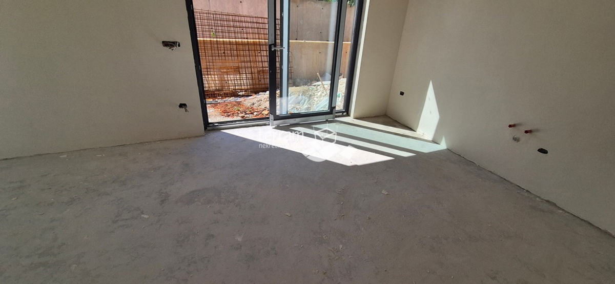 Istria, Medulin, Banjole, dintorni, appartamento 59,10 m2, 1 piano seminterrato + soggiorno con angolo cottura, giardino 51 m2, parcheggio!! #vendita