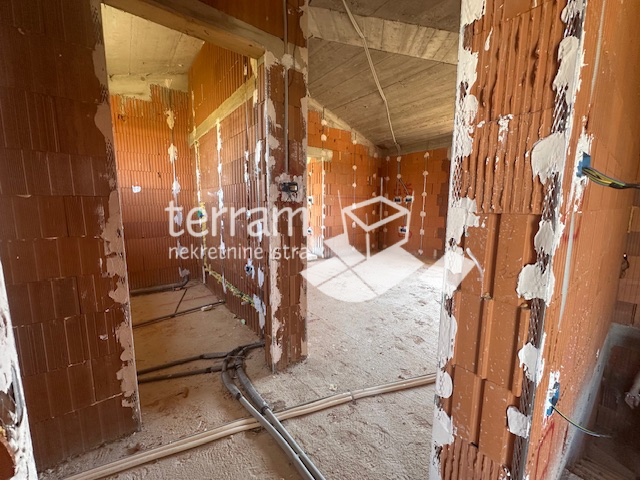 Istria, Ližnjan, Šišan, casa bifamiliare 140 m2, 3 camere da letto + soggiorno, piscina, 465 m2 di giardino! #vendita