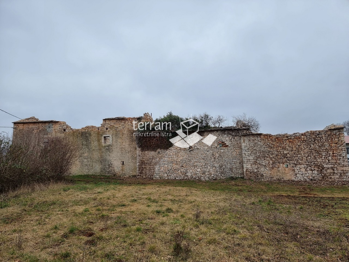 Istria, Žminj, casa istriana indipendente in pietra 160m2 su un grande terreno edificabile 3978m2 da ristrutturare in vendita