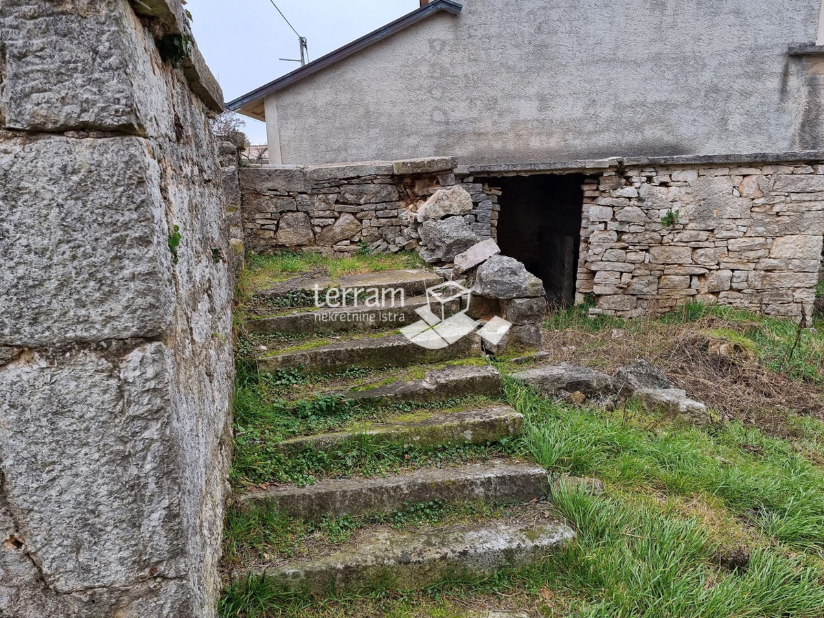 Istria, Žminj, casa istriana indipendente in pietra 160m2 su un grande terreno edificabile 3978m2 da ristrutturare in vendita