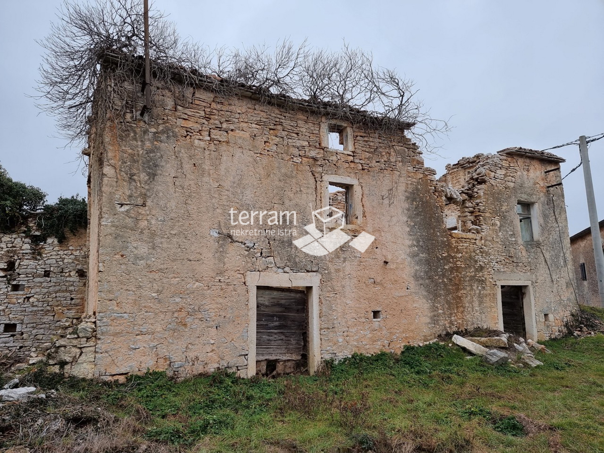 Istria, Žminj, casa istriana indipendente in pietra 160m2 su un grande terreno edificabile 3978m2 da ristrutturare in vendita