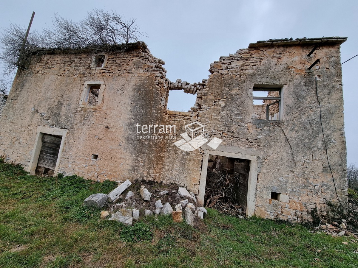 Istria, Žminj, casa istriana indipendente in pietra 160m2 su un grande terreno edificabile 3978m2 da ristrutturare in vendita