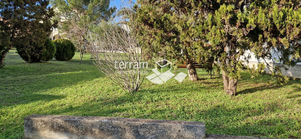 Istria, Lisignano, casa indipendente 733m2 con vista mare, giardino 2155m2 in vendita