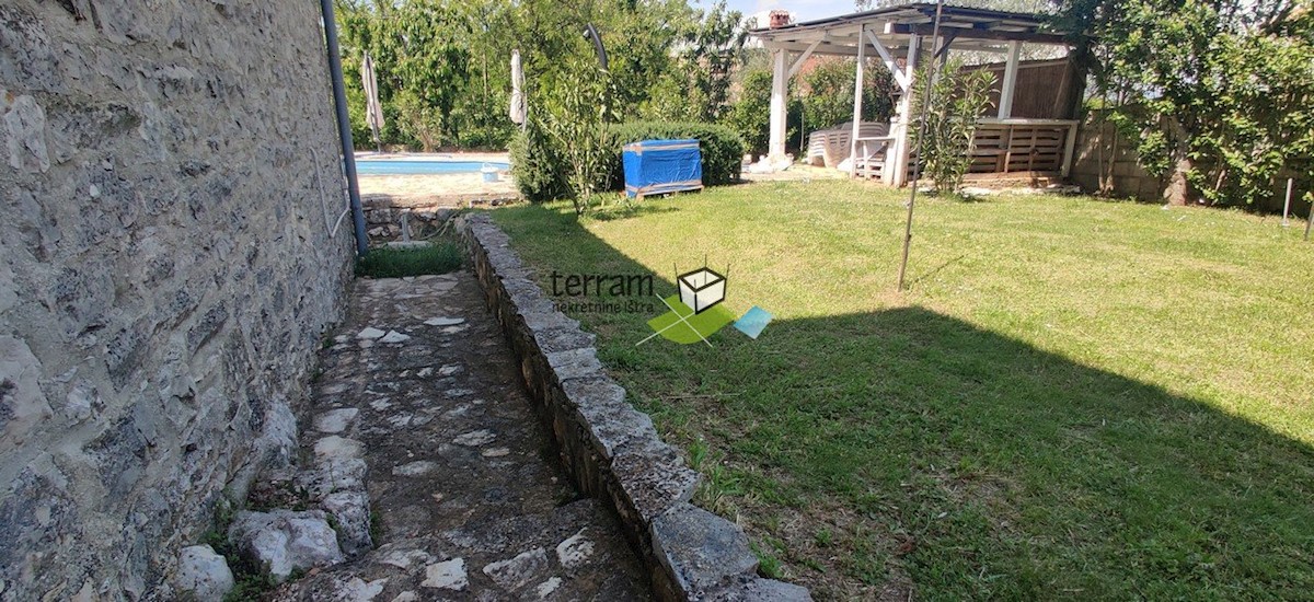 Istria, Marčana, Krnica, casa in pietra 110m2, giardino 600m2 con piscina, in vendita