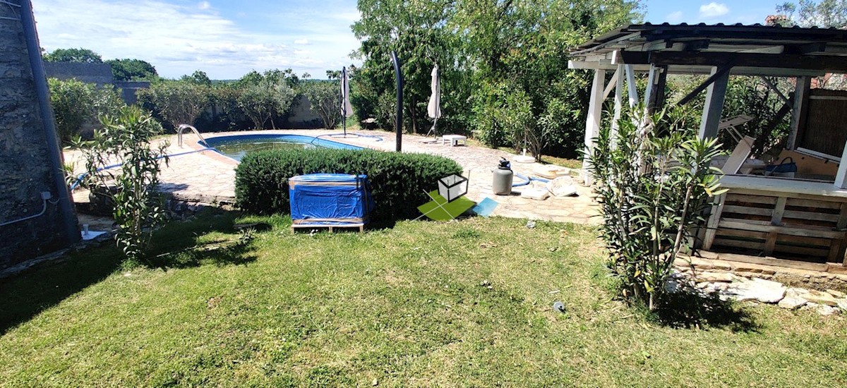 Istria, Marčana, Krnica, casa in pietra 110m2, giardino 600m2 con piscina, in vendita