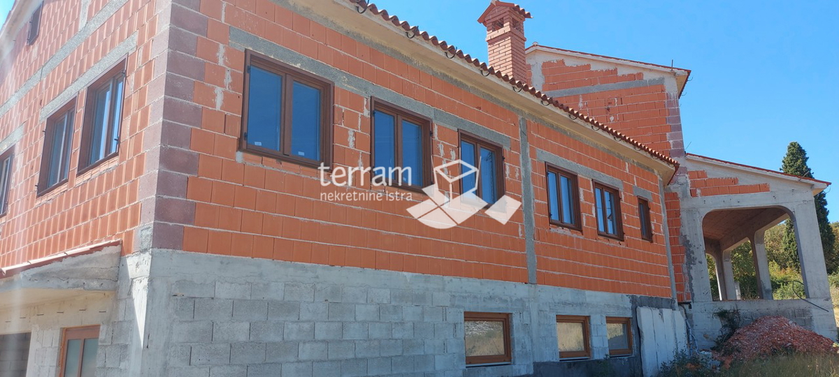 Istria, Rovigno, Rovinjsko Selo, casa incompiuta 450m2. giardino 3521m2