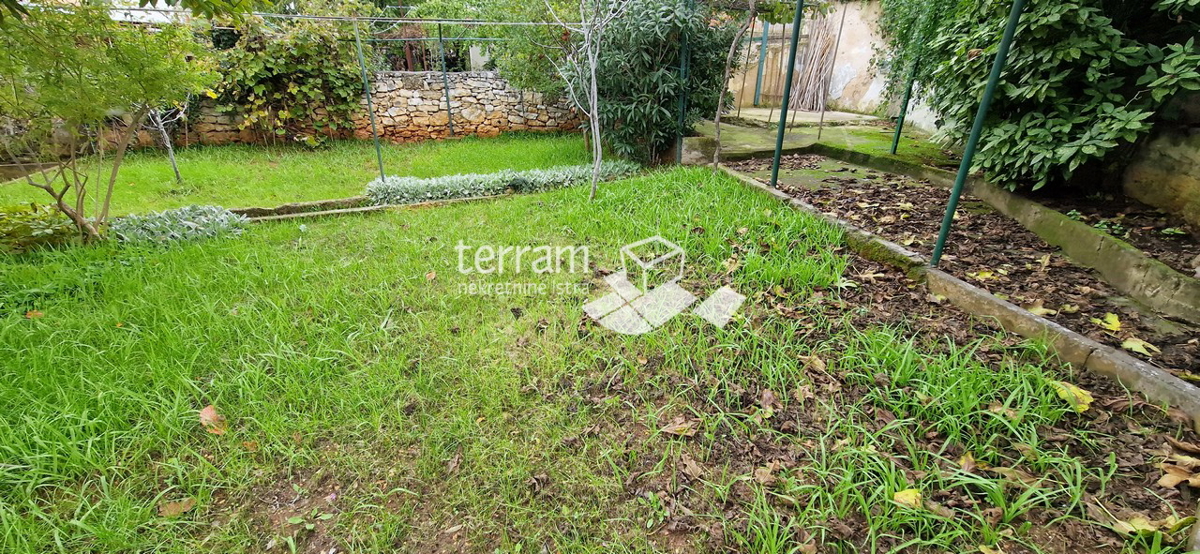 Istria, Pola, Kaštanjer, casa 170m2 con due appartamenti, giardino 359m2 #vendita