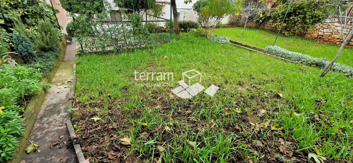 Istria, Pola, Kaštanjer, casa 170m2 con due appartamenti, giardino 359m2 #vendita