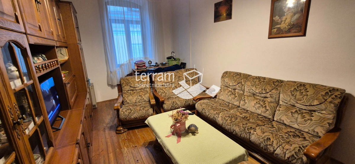 Istria, Pola, Centar, appartamento 70m2, 2 camere da letto + bagno, secondo piano # in vendita