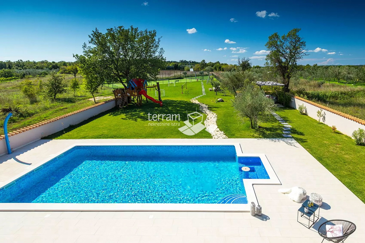 Istria, Krnica, Villa 280m2 con piscina, campo da golf e campo da tennis,  #in vendita