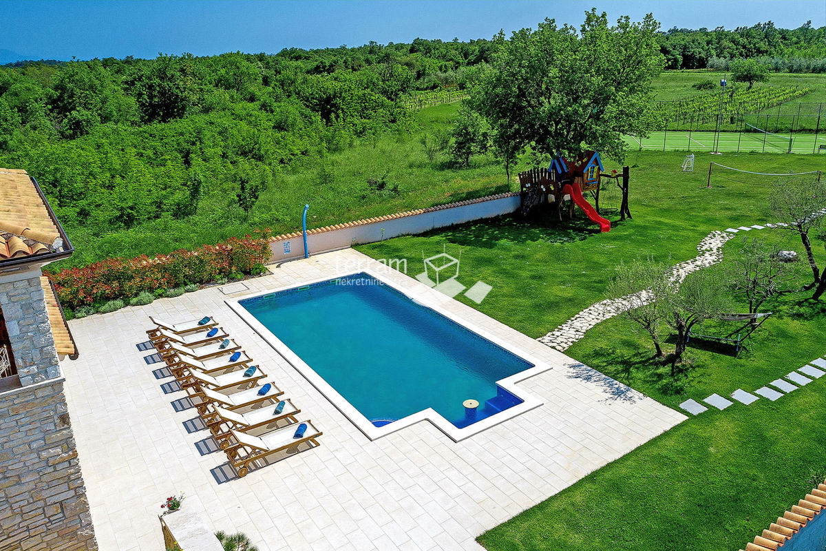 Istria, Krnica, Villa 280m2 con piscina, campo da golf e campo da tennis,  #in vendita