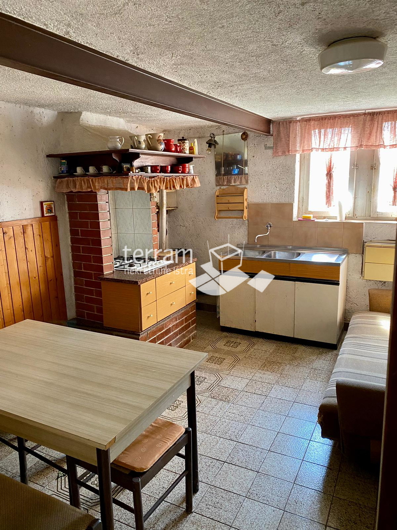 Istria, Pola, Piano centrale di casa con cortile, garage e taverna in vendita