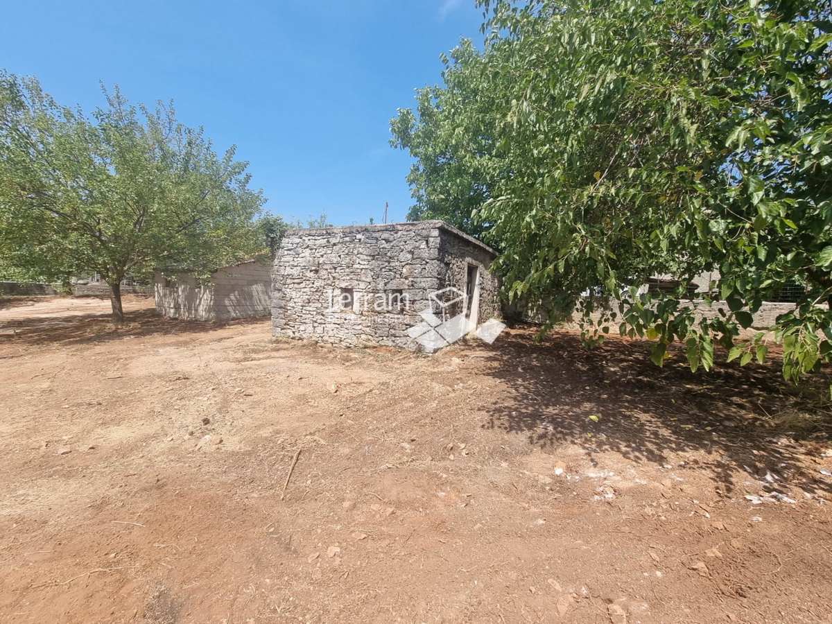 Istria, Barban, vecchia casa istriana di 200m2 con un ampio giardino di 1500m2, in vendita