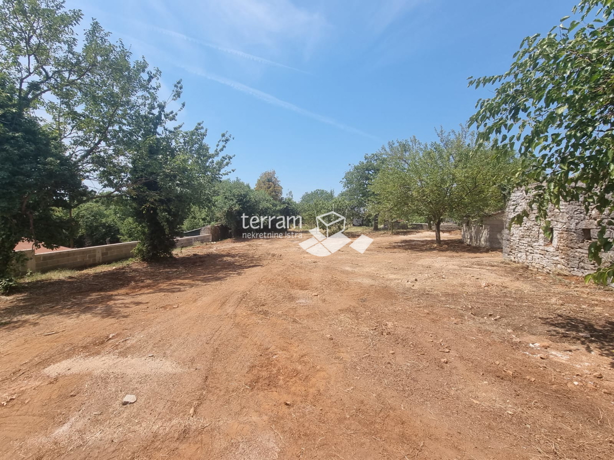 Istria, Barban, vecchia casa istriana di 200m2 con un ampio giardino di 1500m2, in vendita