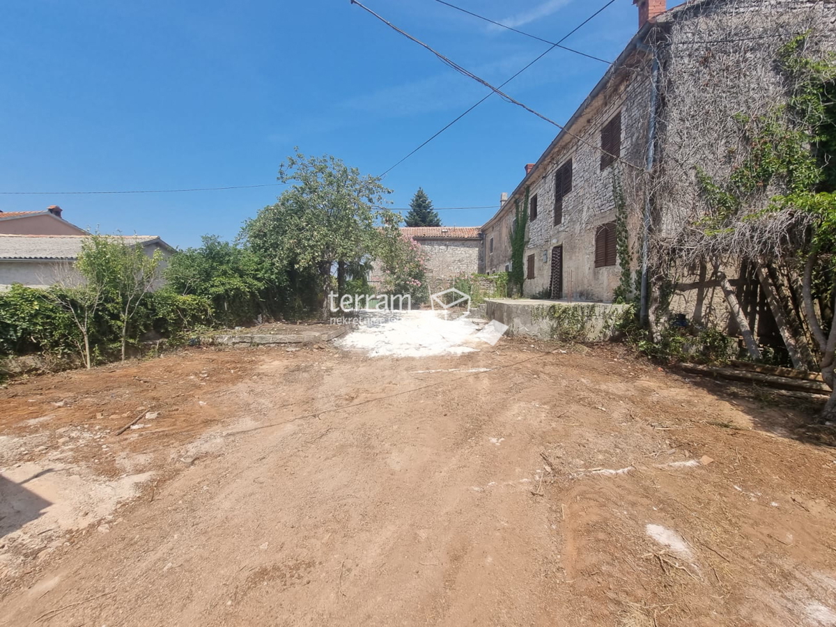 Istria, Barban, vecchia casa istriana di 200m2 con un ampio giardino di 1500m2, in vendita