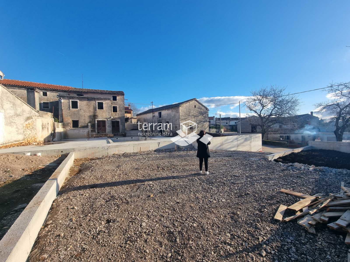 Istria, Gimino, casa in pietra 120m2 + edificio ausiliario 80m2, giardino 500m2 con piscina, ristrutturazione iniziata!!, #vendita