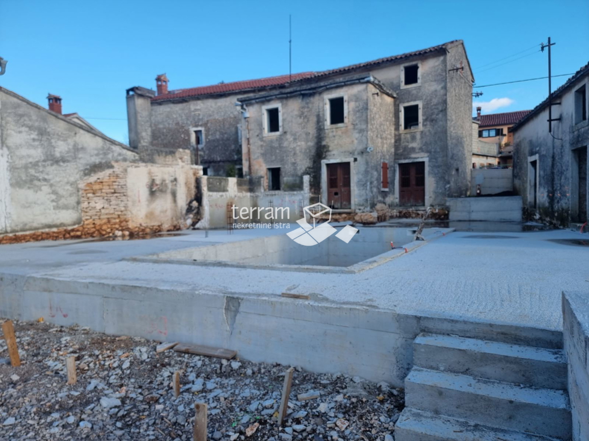 Istria, Gimino, casa in pietra 120m2 + edificio ausiliario 80m2, giardino 500m2 con piscina, ristrutturazione iniziata!!, #vendita