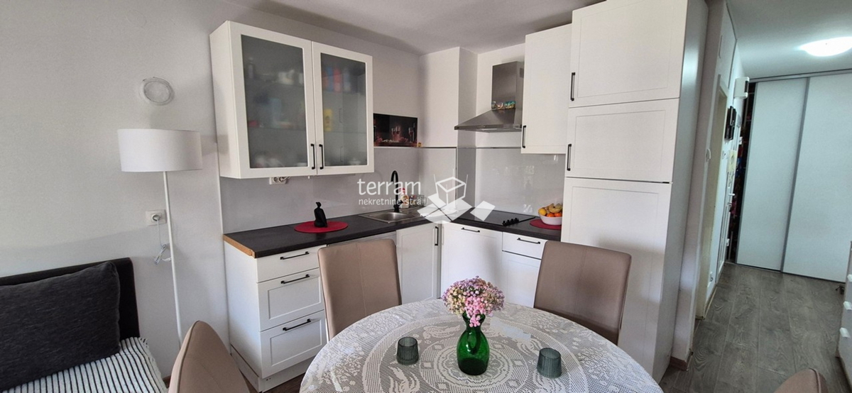 Istria, Pola, Centro più ampio, appartamento 53,76m2, 2 camere da letto + soggiorno con angolo cottura, secondo piano, #vendita